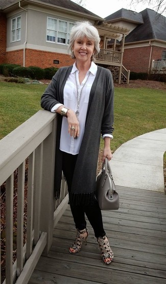 С чем носить черные узкие брюки за 50 лет