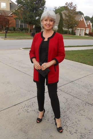 С чем носить черные узкие брюки за 50 лет