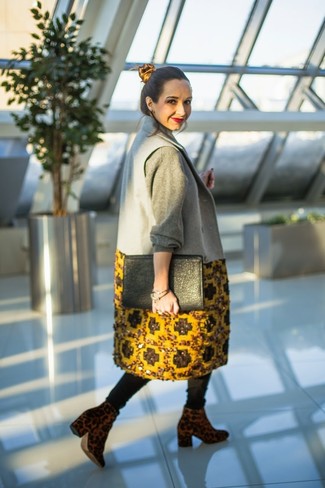 Какие свободные свитера носить с черными узкими брюками