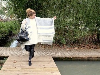 Какие свободные свитера носить с черными узкими брюками