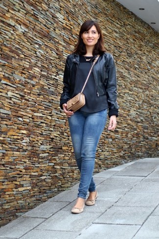 Какие джинсы носить с черным топом без рукавов