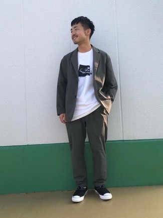 Какие костюмы носить с черными слипонами