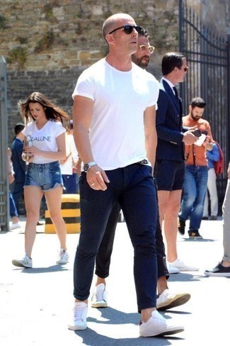 С чем носить черный кожаный ремень с шипами мужчине