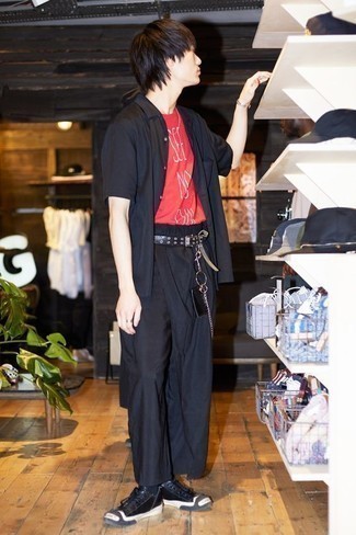 С чем носить черный кожаный ремень с шипами мужчине