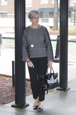 С чем носить черный кожаный браслет с шипами