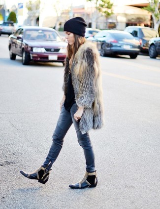 С чем носить черные кожаные ботинки на шнуровке с шипами женщине