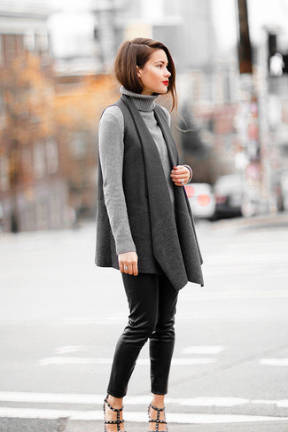 С чем носить черные кожаные босоножек с шипами женщине