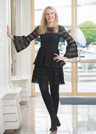 С чем носить черные замшевые ботильоны