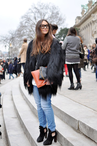 Как носить черные замшевые ботильоны с голубыми джинсами