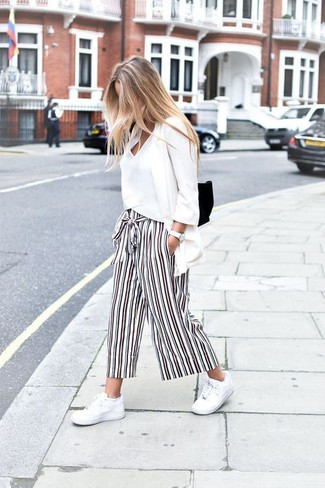 С чем носить черную замшевую сумку женщине