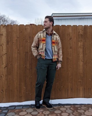 С чем носить черные замшевые повседневные ботинки мужчине