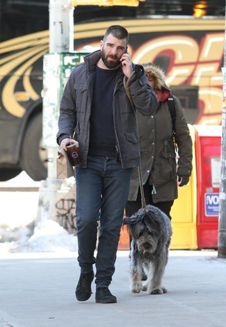 С чем носить черные замшевые повседневные ботинки мужчине