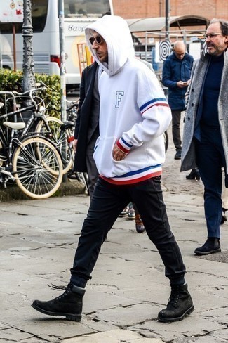 С чем носить черные замшевые повседневные ботинки мужчине