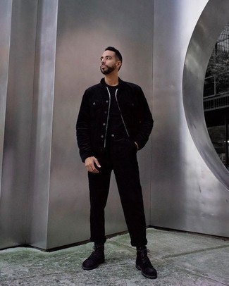 С чем носить черные замшевые повседневные ботинки мужчине