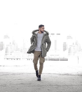 С чем носить черные замшевые повседневные ботинки мужчине