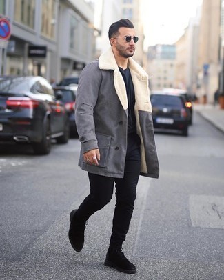 С чем носить черные замшевые повседневные ботинки мужчине