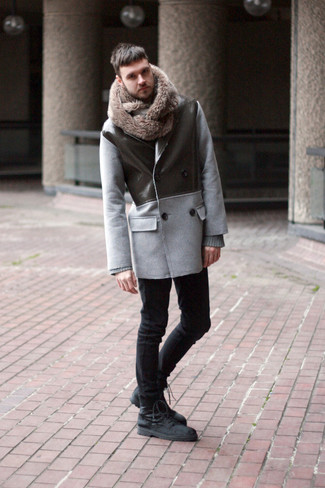 С чем носить черные замшевые повседневные ботинки мужчине