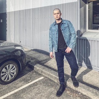 С чем носить черные замшевые повседневные ботинки мужчине