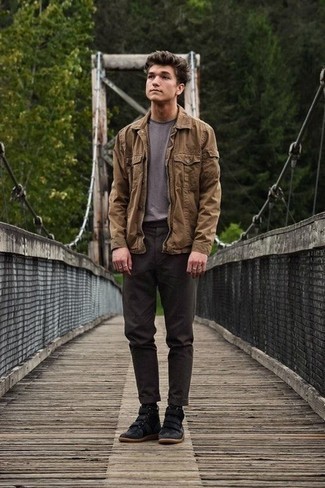 С чем носить черные замшевые высокие кеды мужчине