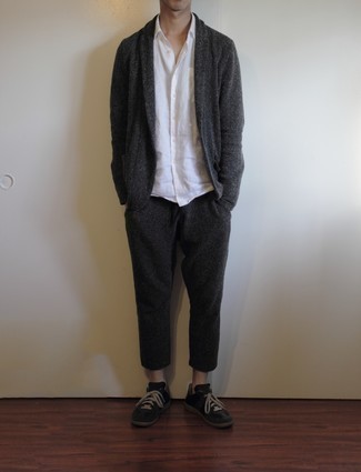 Как носить черные замшевые низкие кеды с серым костюмом