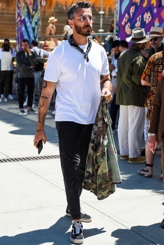 С чем носить черные замшевые низкие кеды мужчине