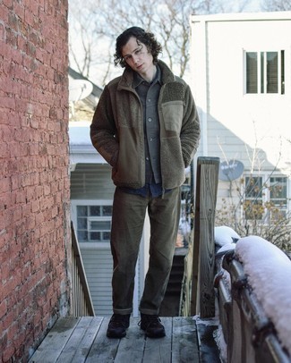 С чем носить черные замшевые рабочие ботинки мужчине