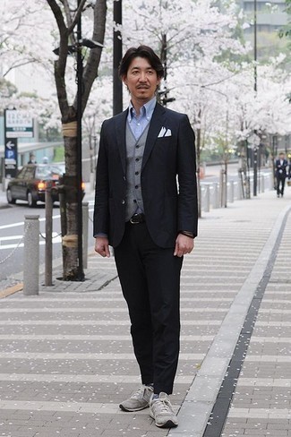 Какие кроссовки носить с черным костюмом