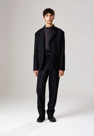 Какие кроссовки носить с черным костюмом