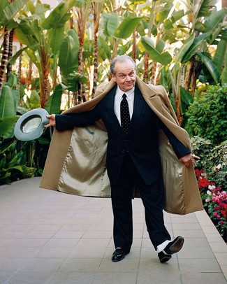 Как носить черный костюм с бежевым длинным пальто