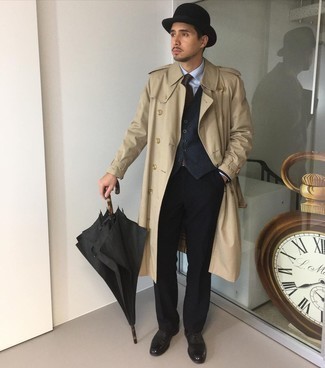 Как носить черный костюм с бежевым плащом