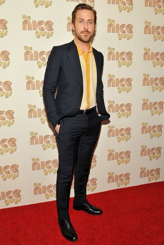 Как носить черный костюм с черными кожаными брогами