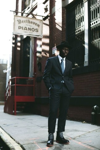 Как носить черный костюм с черными кожаными повседневными ботинками