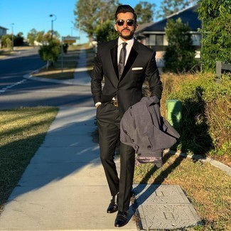 Как носить черный костюм с черными кожаными монками с двумя ремешками