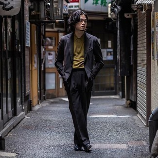 Как носить черный костюм с черными кожаными лоферами