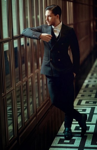 Как носить черный костюм с черными кожаными монками