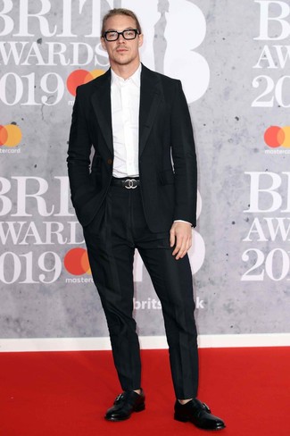 Как носить черный костюм с черными кожаными монками