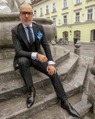 Как носить черный костюм с черными кожаными монками