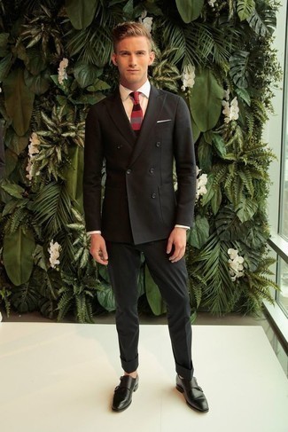 Как носить черный костюм с черными кожаными монками