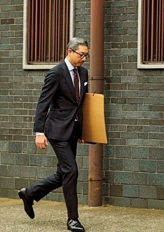 Как носить черный костюм с черными кожаными монками