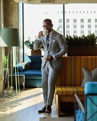 Как носить черный костюм с черными кожаными монками