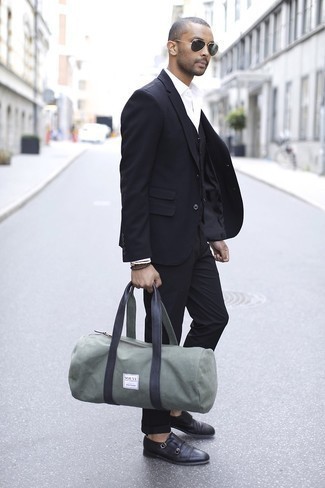 Как носить черный костюм с черными кожаными монками