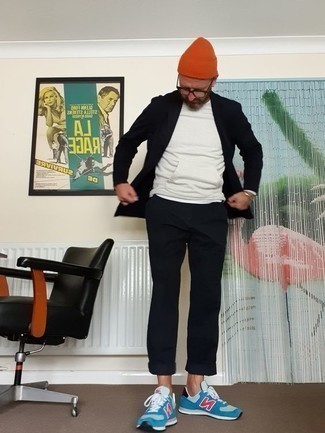 Как носить черный костюм с синими кроссовками