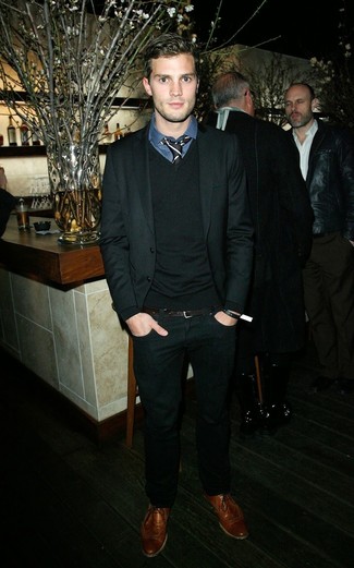 Как носить черный костюм с коричневыми кожаными брогами