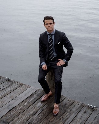 Как носить черный костюм с коричневыми кожаными лоферами