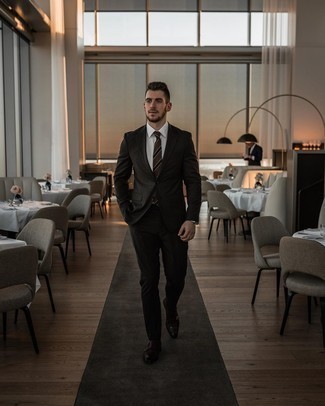 Как носить черный костюм с коричневыми кожаными монками