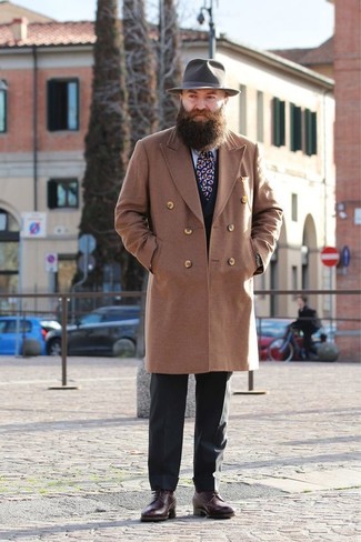 Как носить черный костюм с коричневым длинным пальто