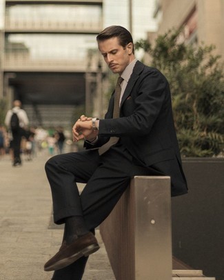 Как носить черный костюм с коричневыми замшевыми лоферами