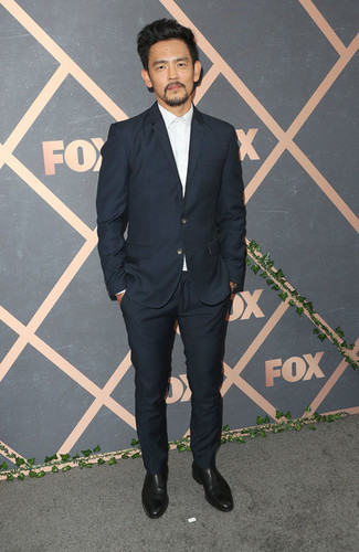 Какие ботинки челси носить с черным костюмом