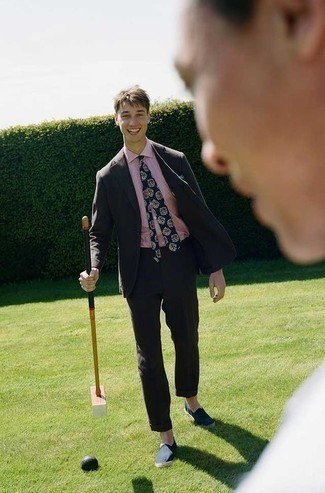 Какие эспадрильи носить с черным костюмом