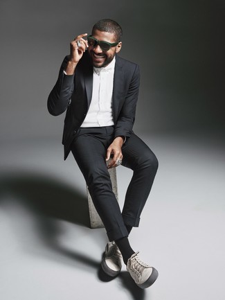 Как носить черный костюм с серыми кожаными низкими кедами